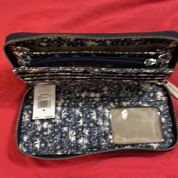 Michael Kors wallet - Picture 4 of 5